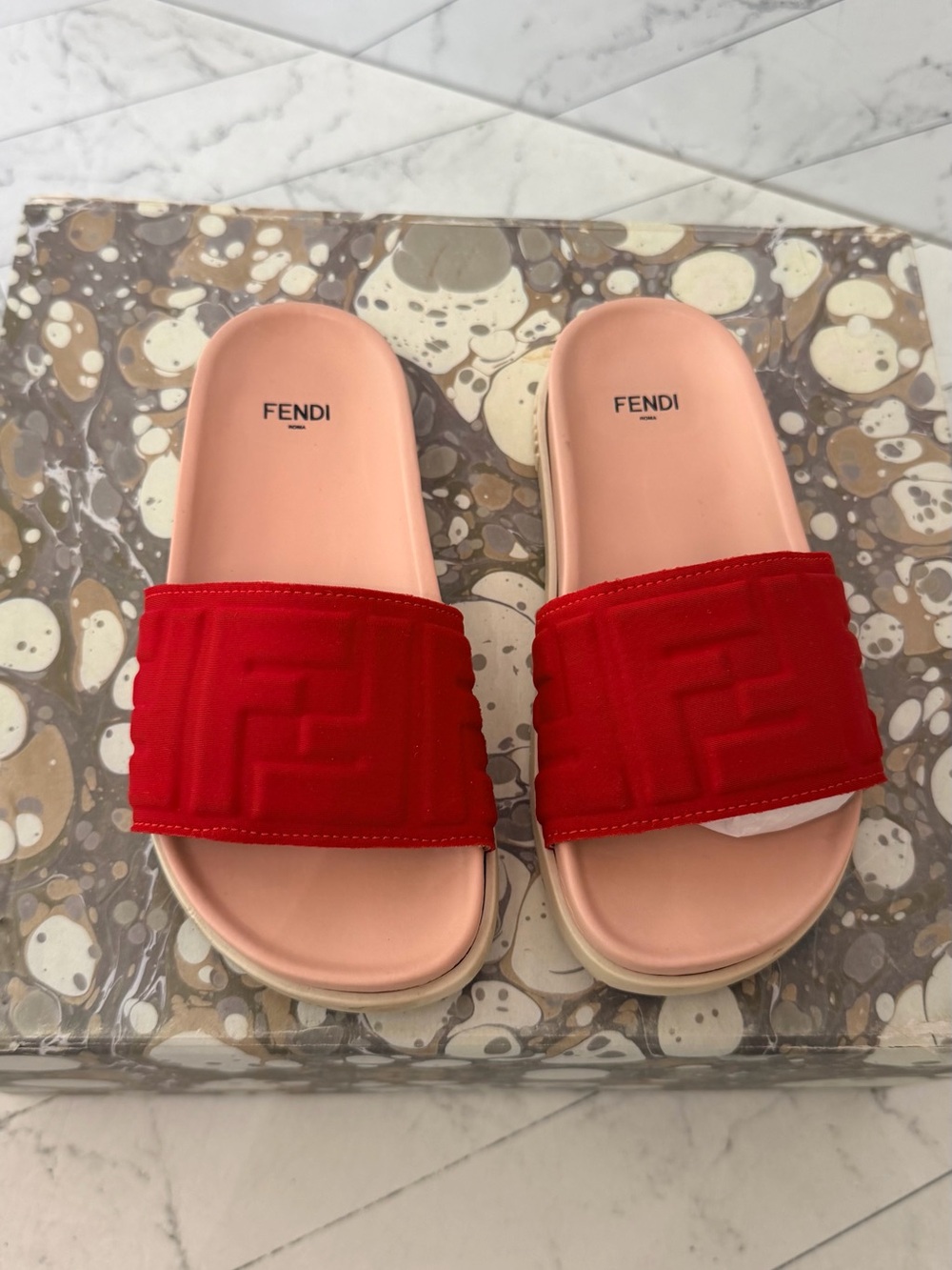 Fendi  KIDS LOGO EMBOSSED SLIDES